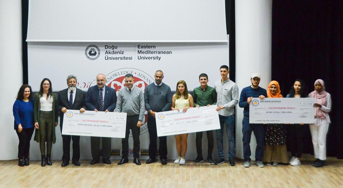 DAÜ’den Başarılı Öğrencilerine Nakdi Çek Ödülü